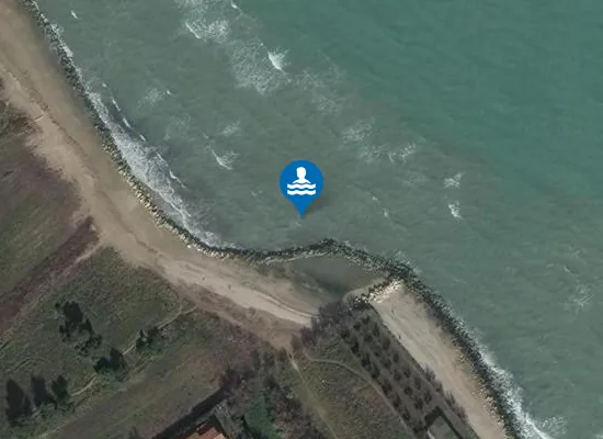 Satellite image of 300 MT A NORD FOCE F. SALINE