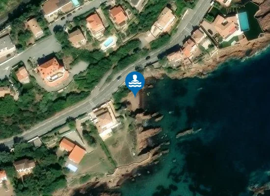 Satellite image of Crique de l'Île des Vieilles