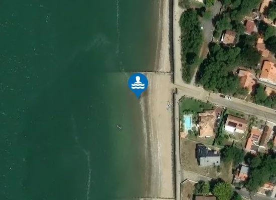 Satellite image of PLAGE DES POILUS